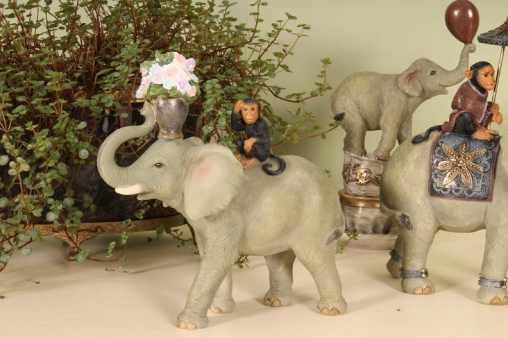 Dierenbeeld olifant met aap - bruin - 17 cm