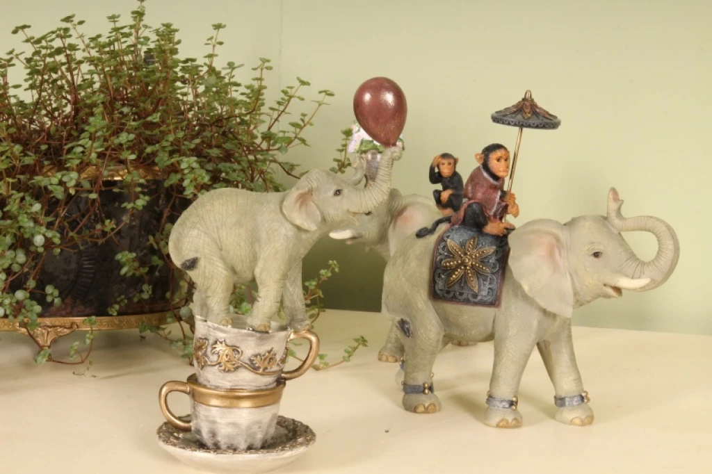 Dierenbeeld Olifant met aap - bruin - 19 cm