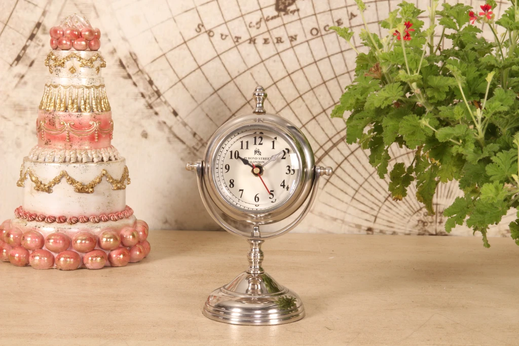 Tafelklok op voet - zilver - aluminium - 22 cm - 1 stuk